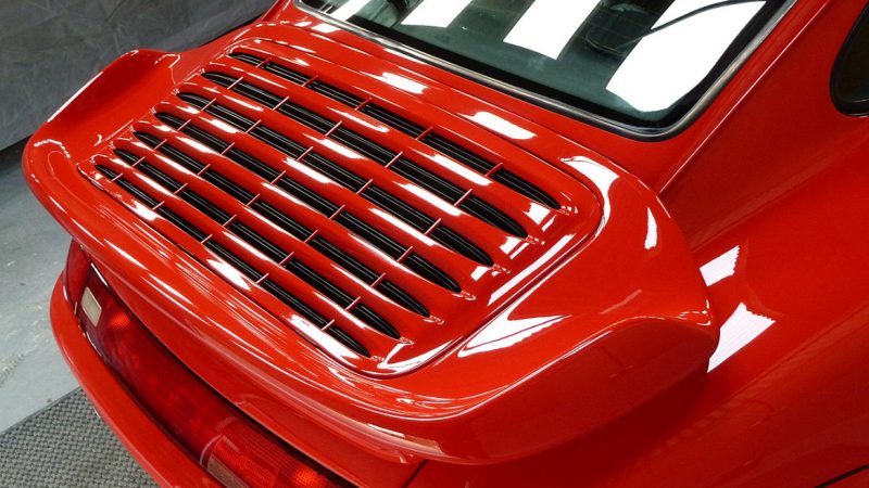 Engine lid grille and rear wing of the Porsche 993 C4S after polishing