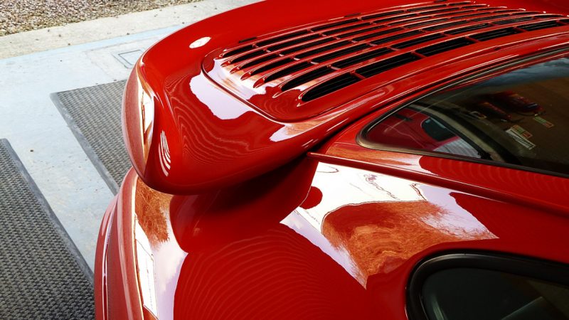 Rear wing and engine lid of the 993 C4S with the deck lid cover refitted