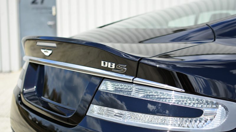 Boot lid and DBS badge after the two-stage machine polish