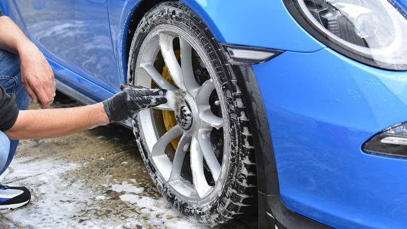 GT3 RS centre-lock wheel cleaned and the tyre scrubbed with Britemax Grime Out