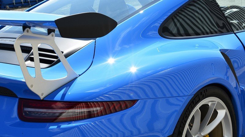 Rear wing mount and quarter panel of the coated GT3 RS in Voodoo Blue