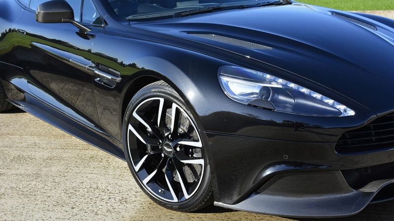 Front wing, wheel and carbon splitter of the finished Vanquish