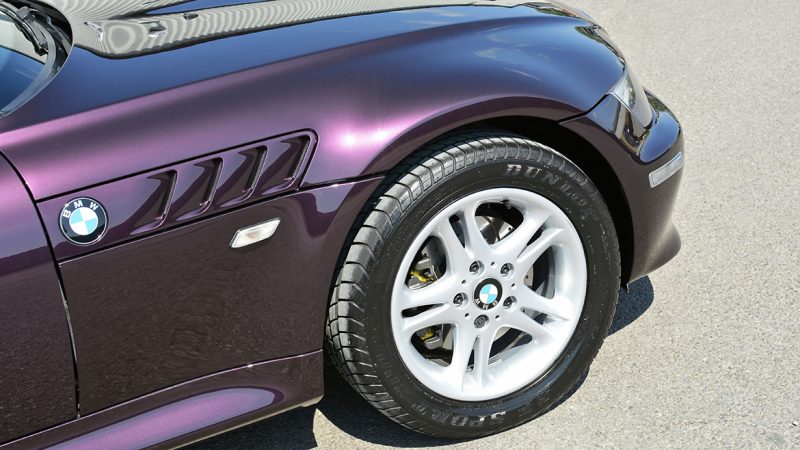 Front wing, side vent and wheel of the polished BMW Z3