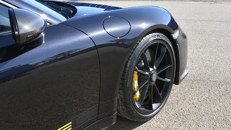 Front wing, mirror and centre-lock wheel of the Porsche 991.2 GT3 with yellow calipers