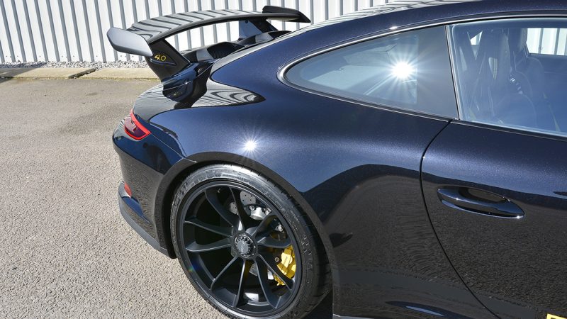 Rear three-quarter view of the Porsche 991.2 GT3 with its fixed rear wing