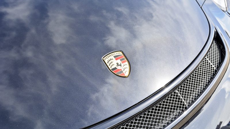Porsche crest on the bonnet of the 991.2 GT3 after paint protection film
